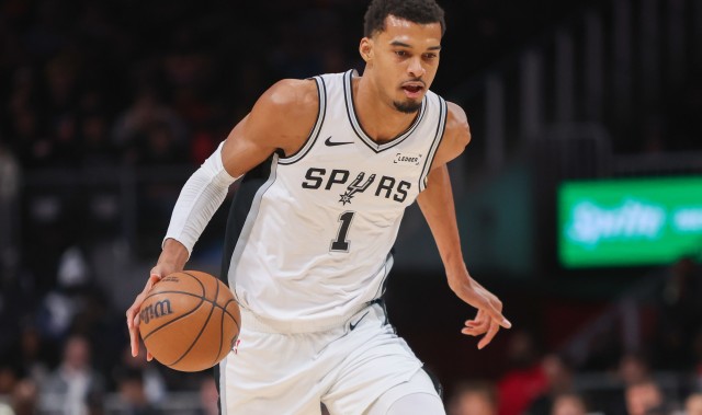 倒地N次 燃尽了！文班亮点满满拿下17+7！隔扣+将切特限制至4中1